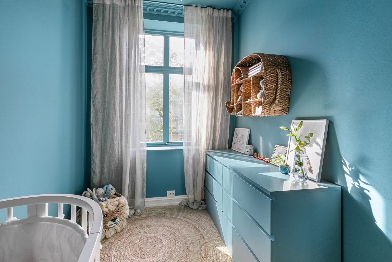 Soverom 2 med plass til større seng og møblement for ekstra oppbevaring Galleribilde