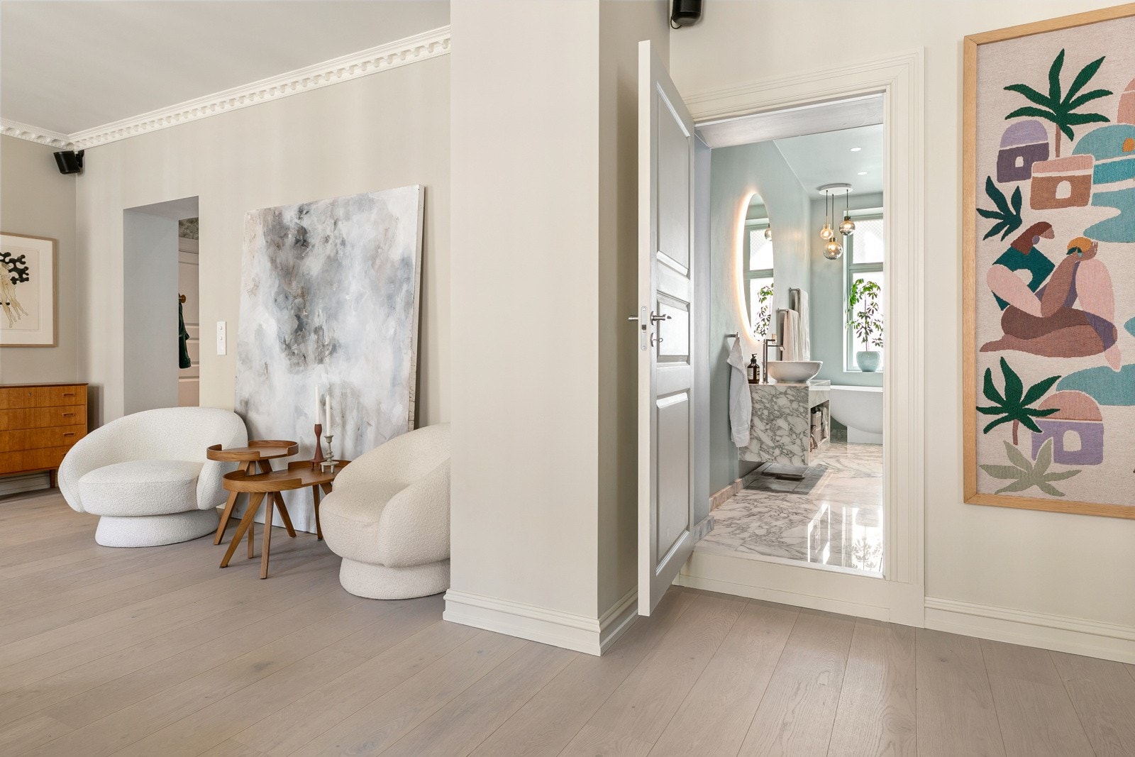 Innvendige gulvflater består av enstavs eikeparkett fra Boen Flooring av typen Eik Warm Cotton Galleribilde