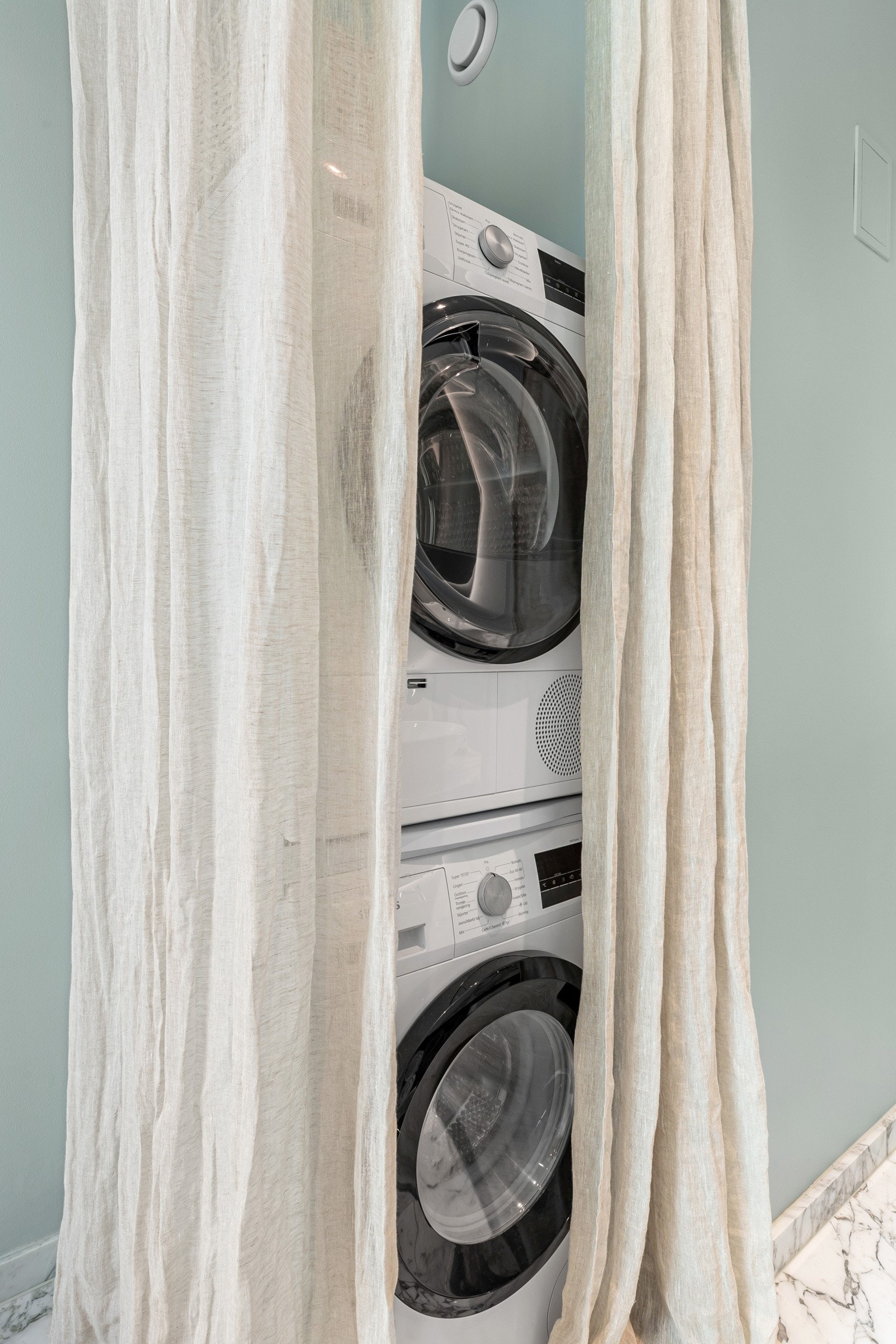 Det er opplegg for vaskemaskin og tørketrommel på baderommet i en smart nisje Galleribilde