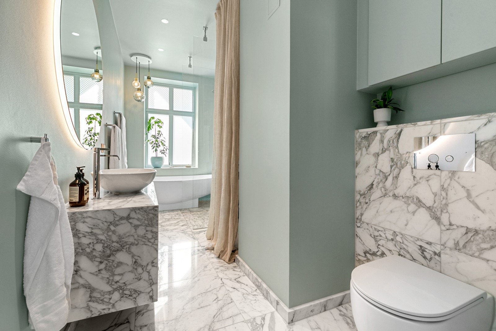 Delikat og flislagt baderom totalrenovert i 2021 Galleribilde