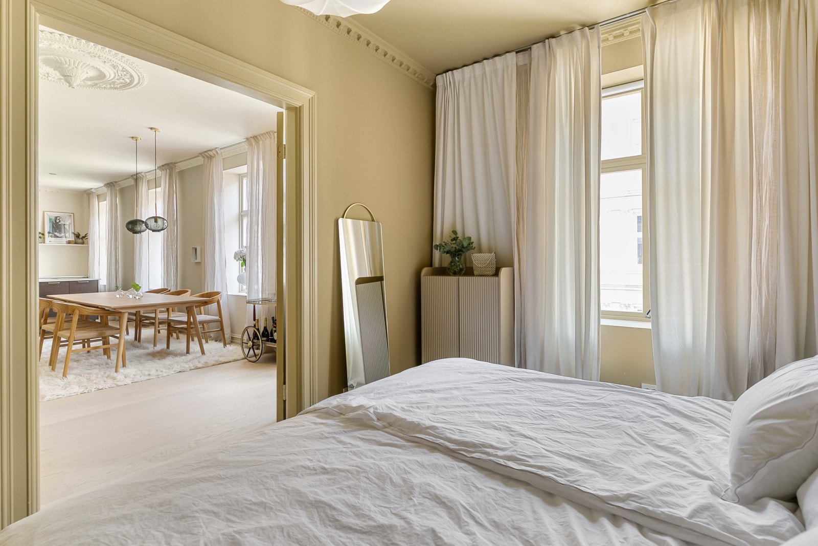 Luftig og behagelig hovedsoverom med god plass til dobbeltseng og nattbord Galleribilde