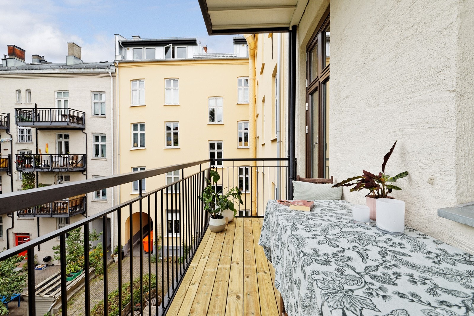 Stor og solrik balkong som vender mot bakgård Galleribilde