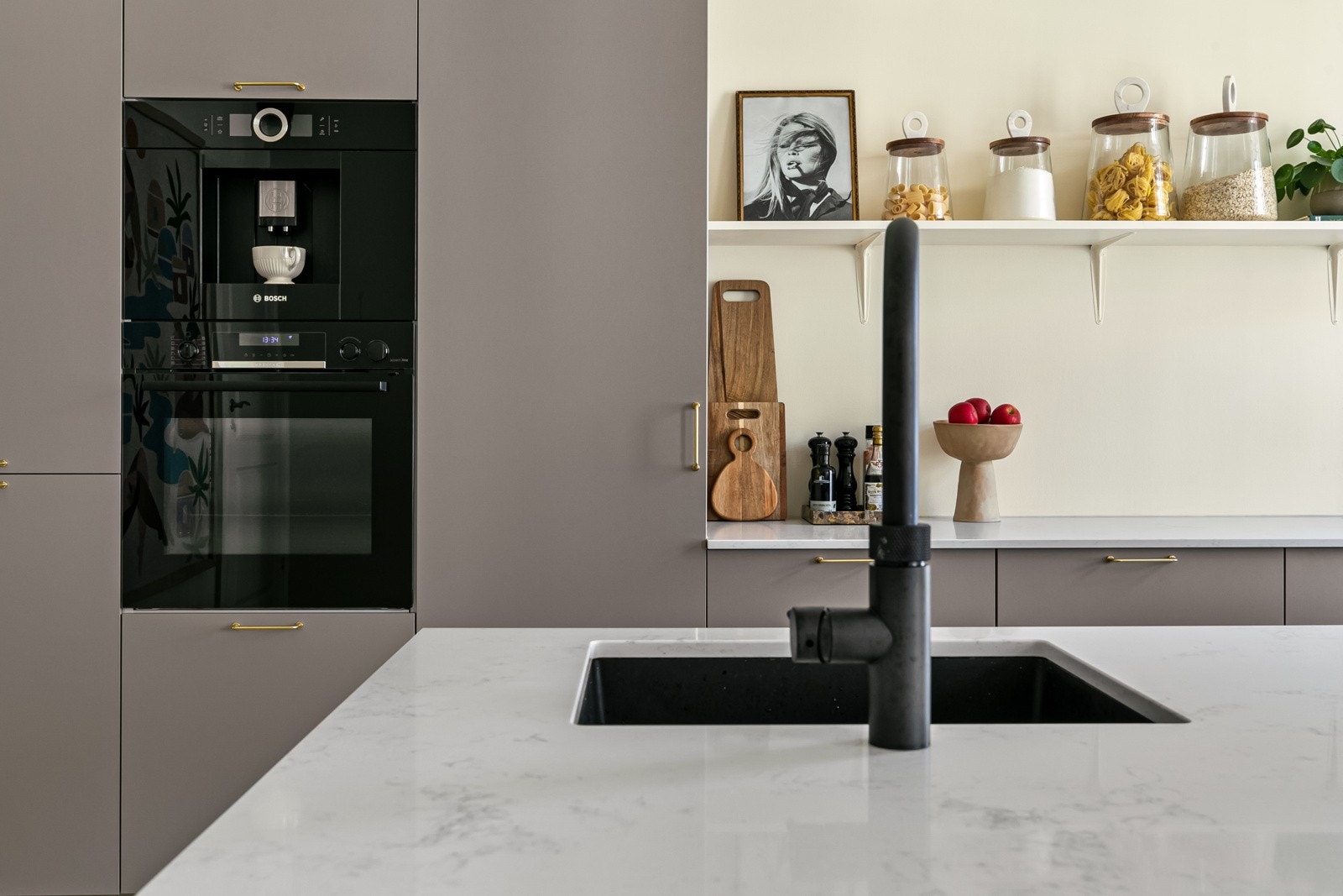 Lys og slitesterk kompositt benkeplate fra Easystone med underlimt kum og sort armatur Galleribilde