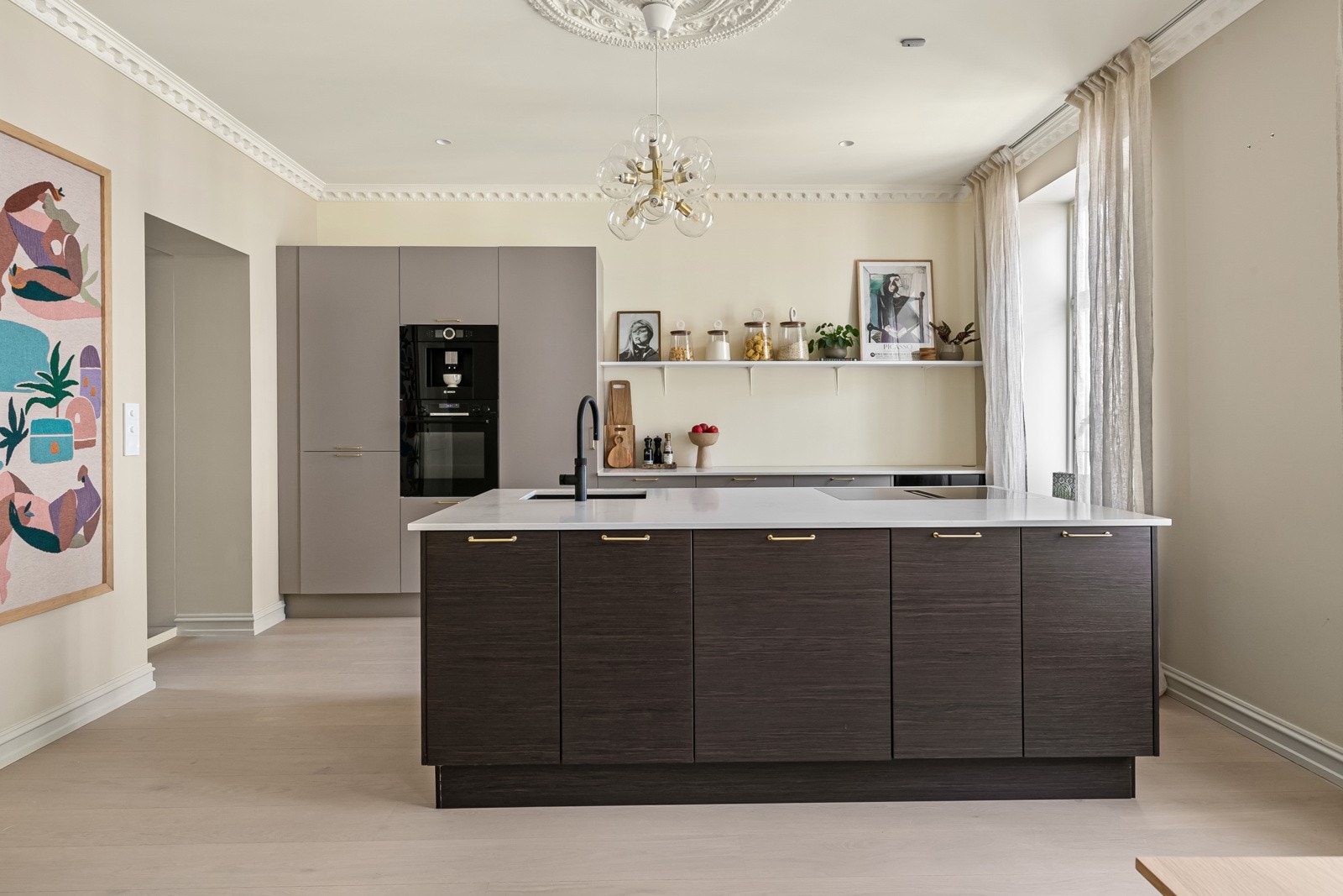 Kjøkkenet er fra HTH med god skap- og benkeplass, samt kjøkkenøy Galleribilde