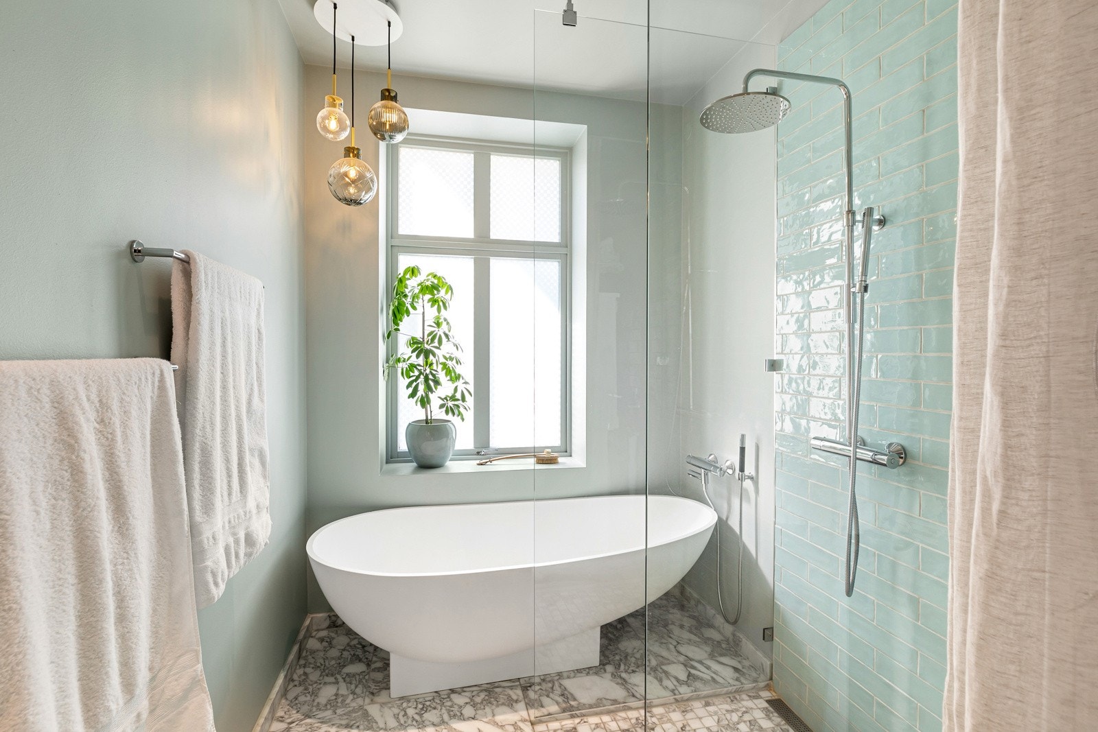 Badet er utstyrt med dusjsone med fliser av typen Tonalite Crayon Marina og glassvegger på begge sider samt regnfallsdusj med armaturer Galleribilde