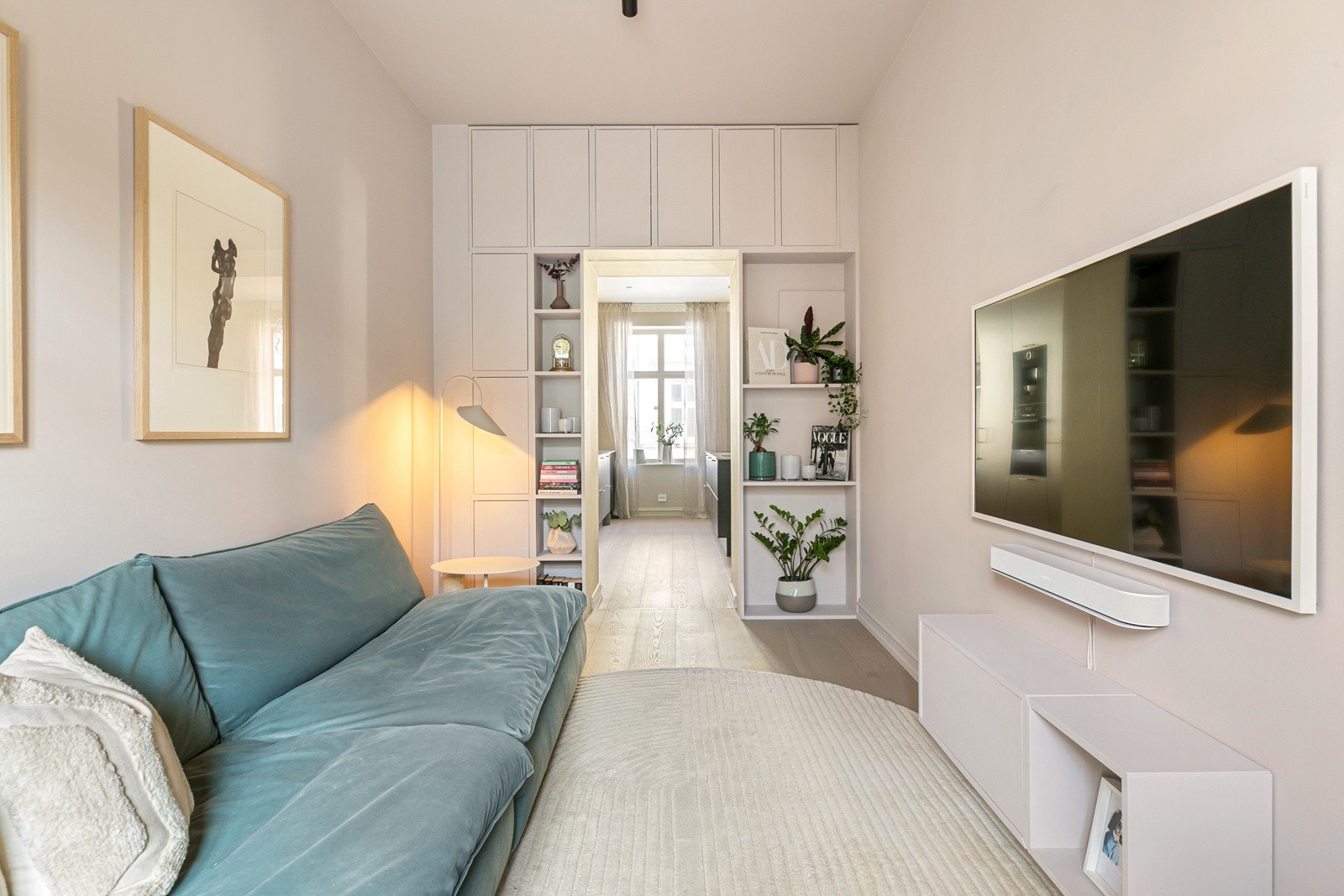 Tv-stue med plassbygde løsninger og plass til sofa med tilhørende møblement Galleribilde