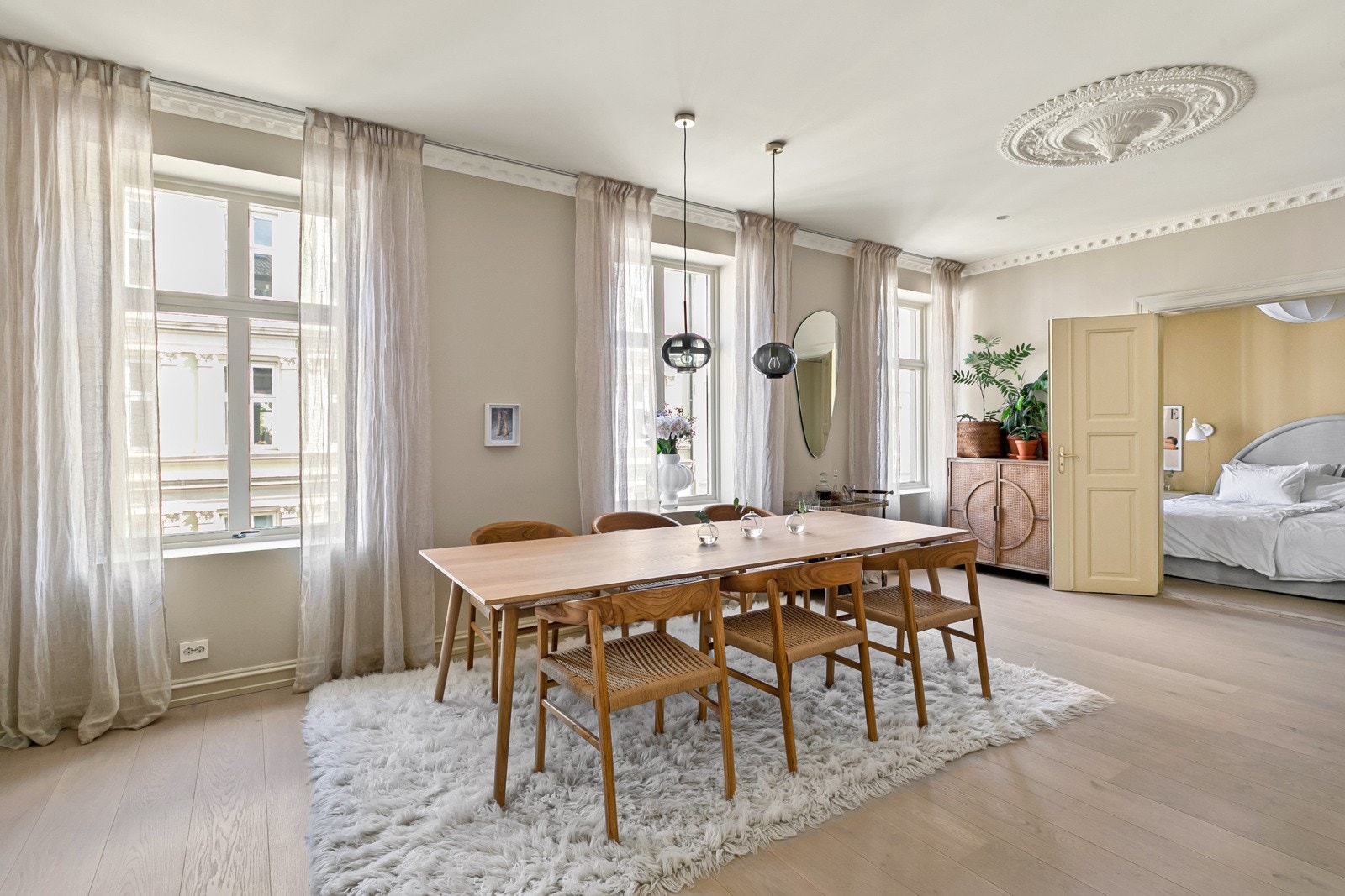 Rommet har flere klassiske detaljer som stukkatur, rosett, god takhøyde på 2,85 meter og doble fløydører Galleribilde