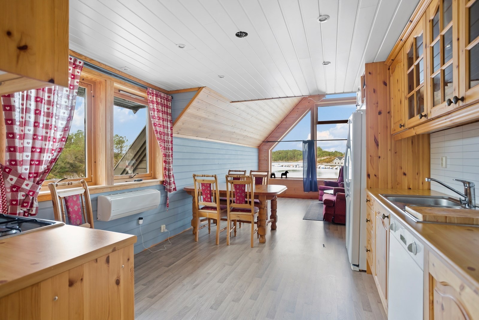 Åpen løsning mellom kjøkken og stue, hvor det også er plass til spisebord. Galleribilde