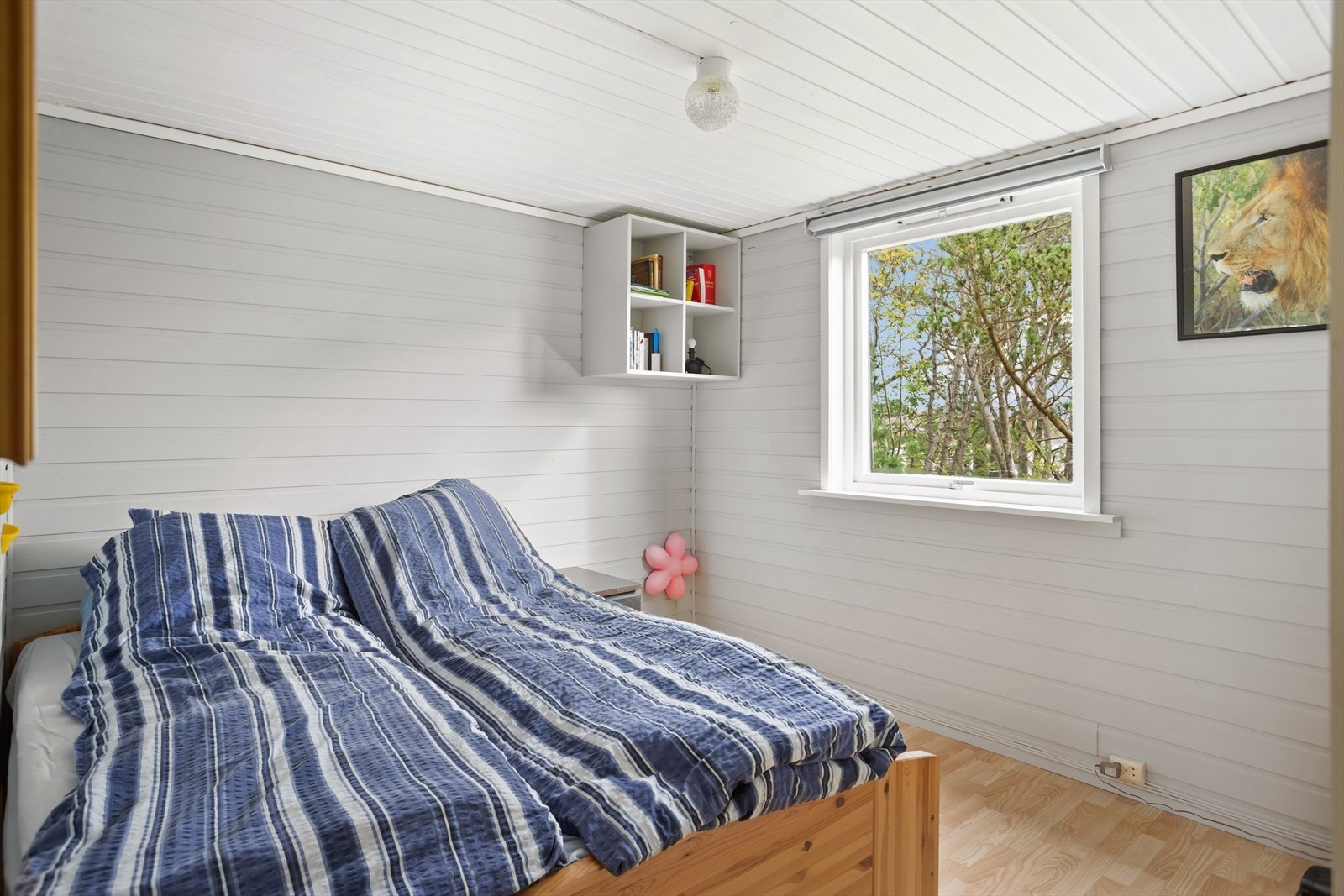 Ett av to soverom i første etasje. Her er det god plass til både dobbeltseng og garderobe. Galleribilde