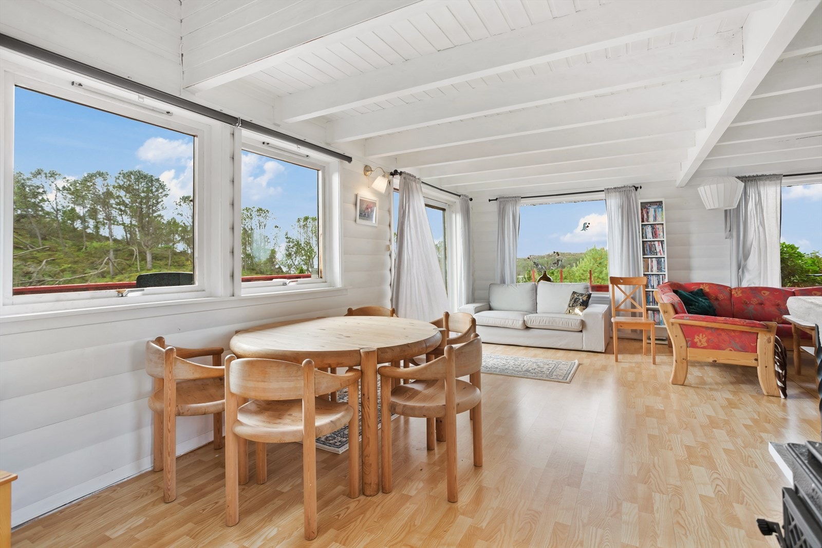 Mellom stuen og kjøkkenet er det også plass til spisebord. Galleribilde