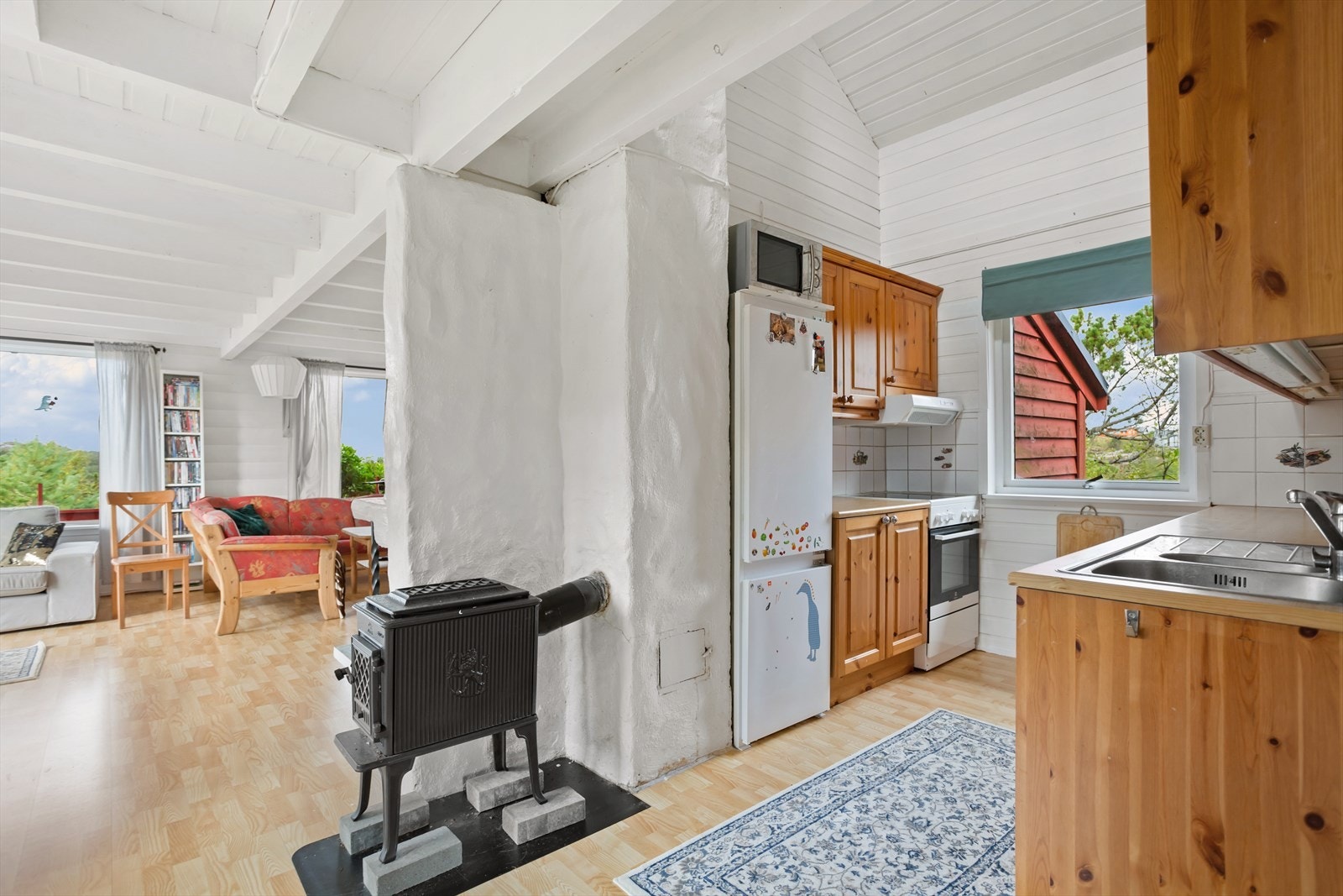 Delvis åpen løsning mellom kjøkkenet og stuen. Galleribilde