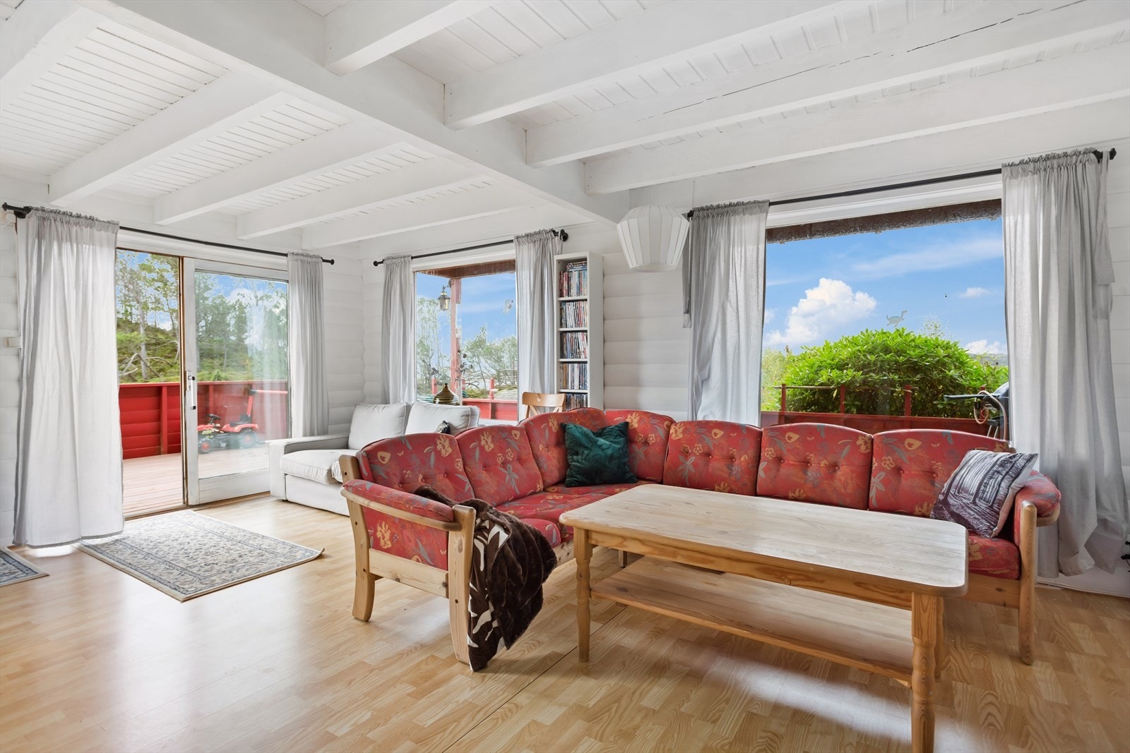 Fra stuen er det skyvedør med direkte utgang til terrassen. Galleribilde