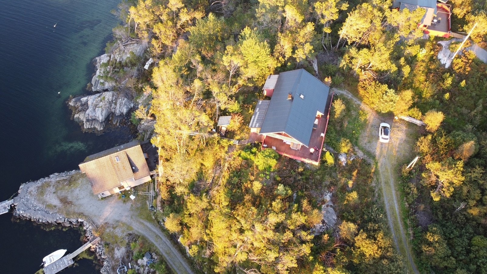 Oversiktsbilde av eiendommen. Hytte og naust. Galleribilde