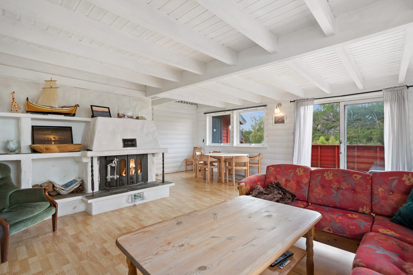 Romslig stue med koselig peisovn som gir god varme og stemning på kalde kvelder. Galleribilde