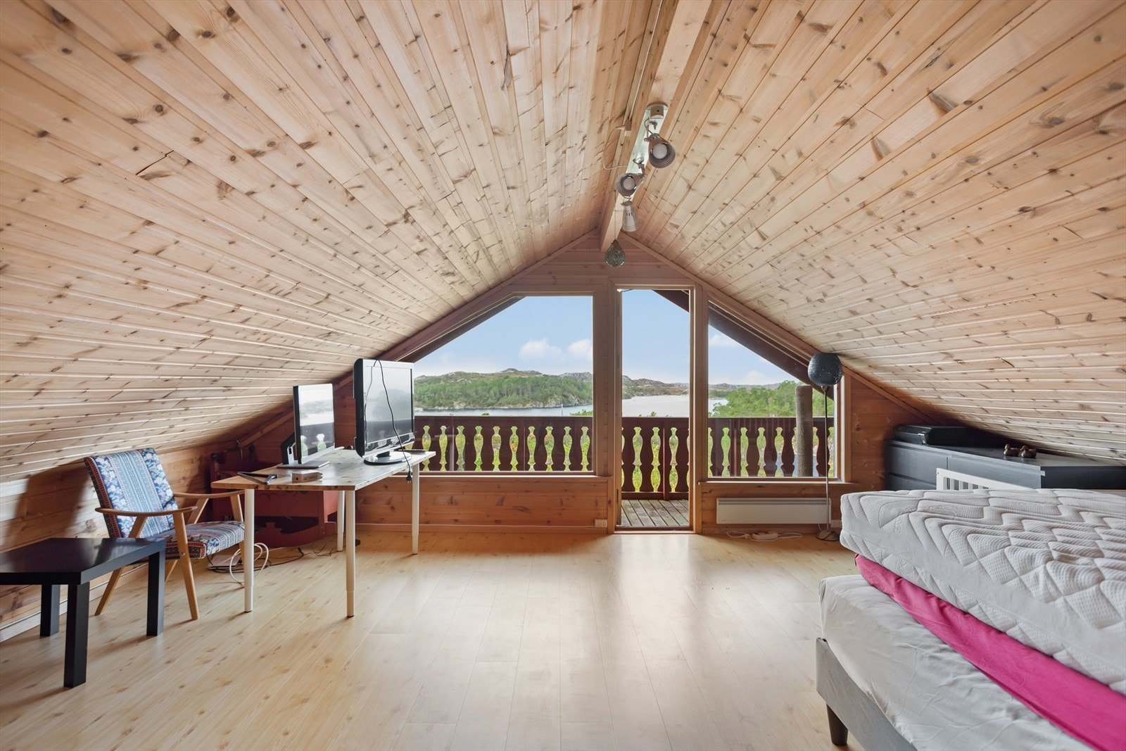 Soverommet i andre etasje er av god størrelse, og kan også brukes som loftstue. Rommet har utgang til egen balkong. Galleribilde