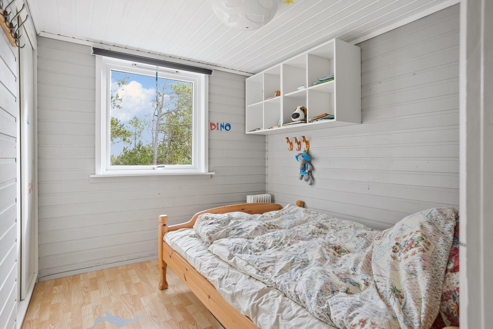 Soverom nr. 2 i første etasje gir også mulighet for garderobeskap, soveromsmøblement og barnelek. Galleribilde