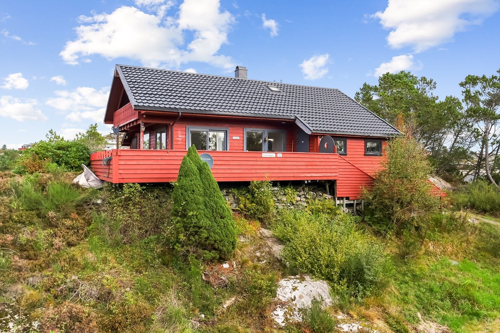 Fin fritidseiendom som ligger solrikt og usjenert til på et høydedrag. Galleribilde
