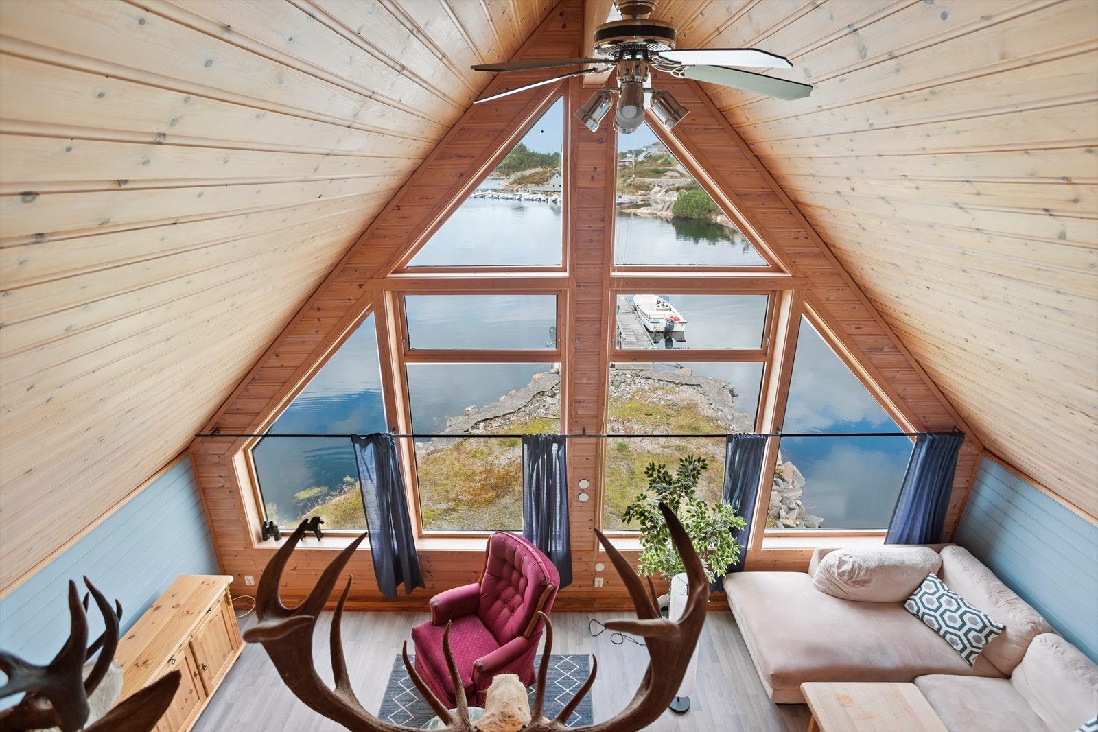 Store vindusflater gir godt med naturlig lysinnslipp. Galleribilde