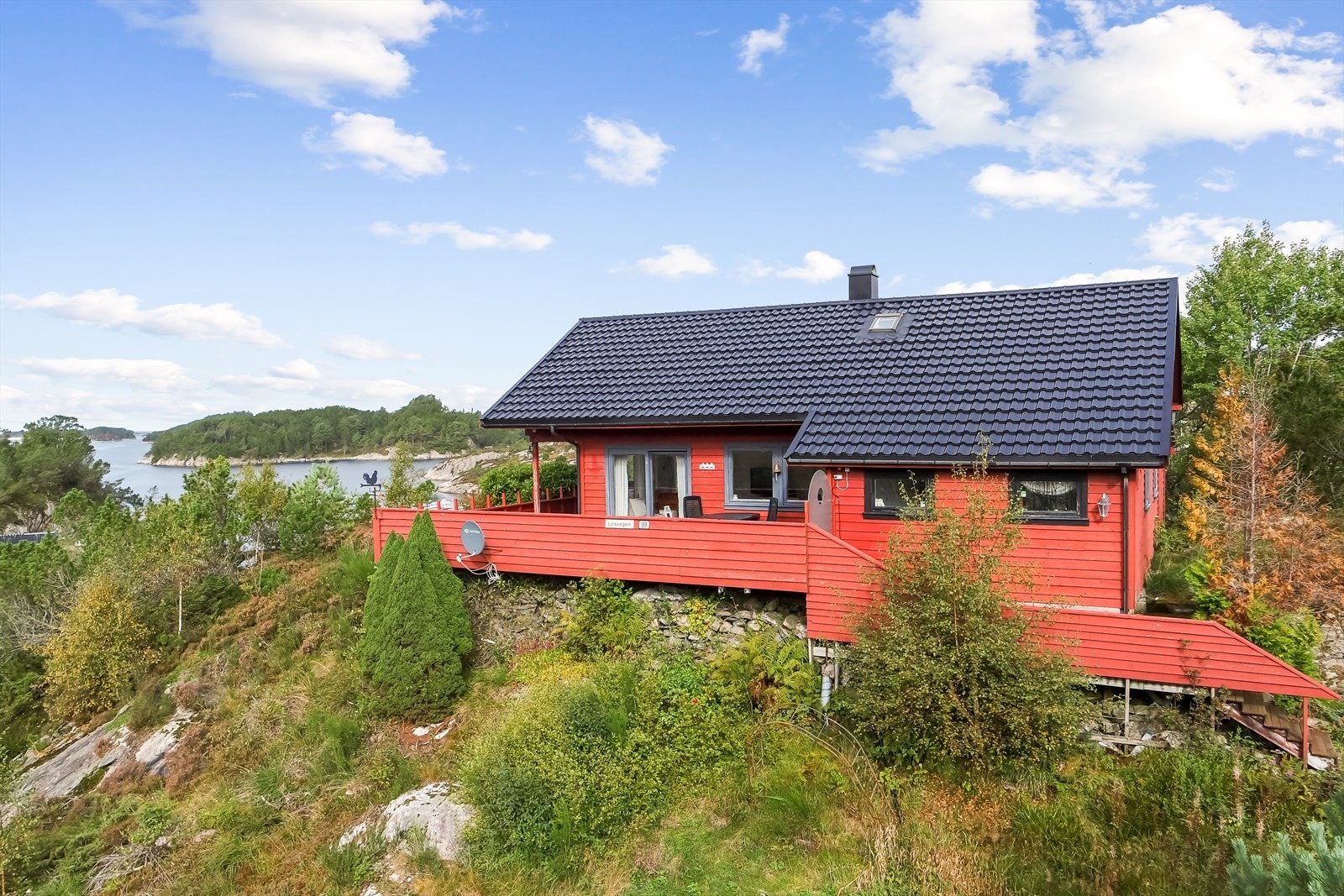 Velkommen til Naustvågen 99, presentert av Lene Rikstad ved Eiendomsmegler Vest. Galleribilde