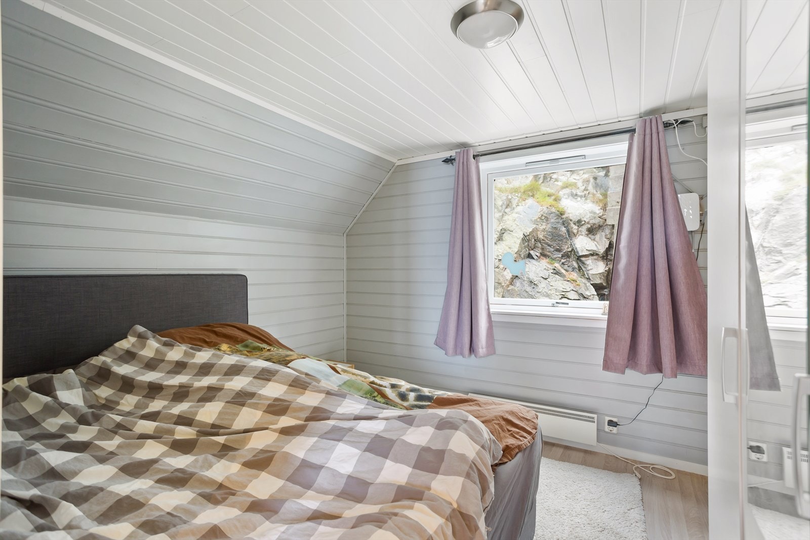 Soverom i nøstets andre etasje, med god plass til dobbeltseng og garderobe. Galleribilde