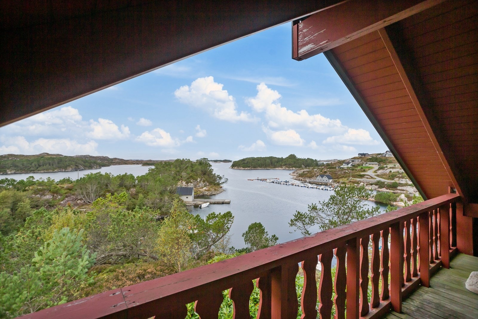 Fra balkongen er det flott utsikt mot sjø og natur. Galleribilde