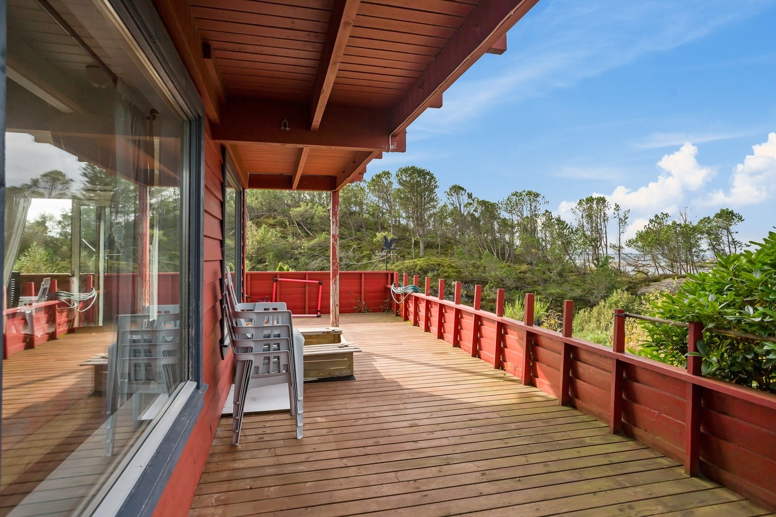 Terrassen er av god størrelse, som gir plass til diverse utemøblement samt grill o.l. Galleribilde