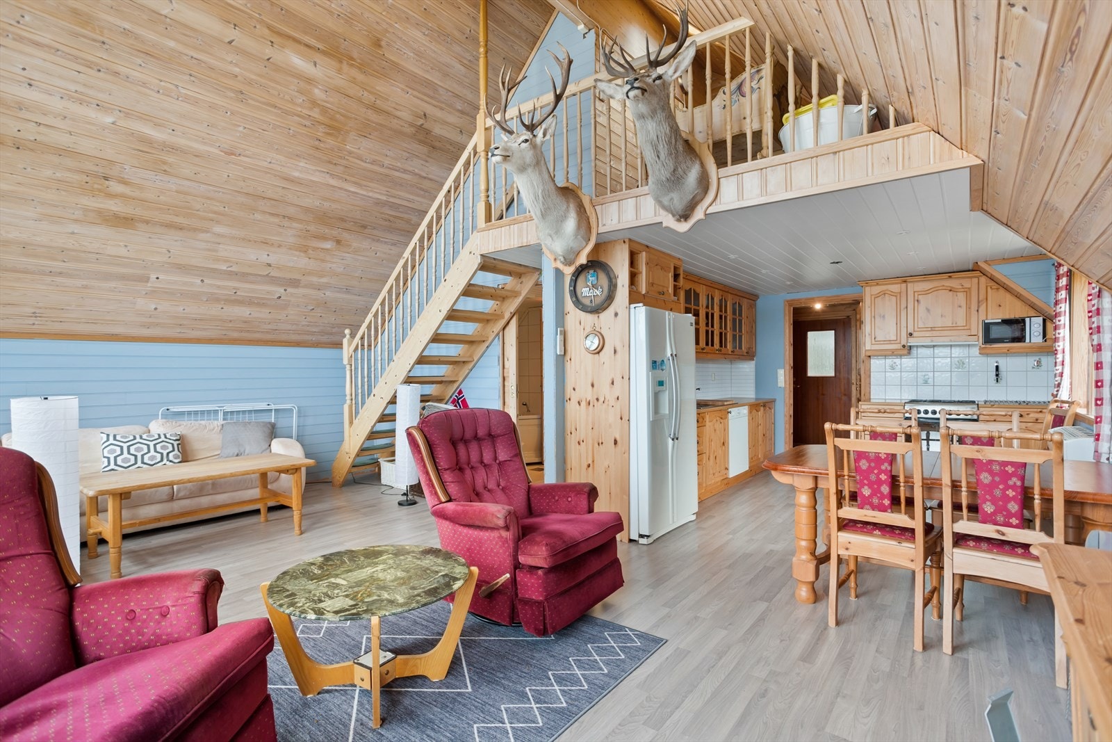 Lys og trivelig stue. Her er det god plass til sofagruppe, stoler og ellers møblement. Galleribilde