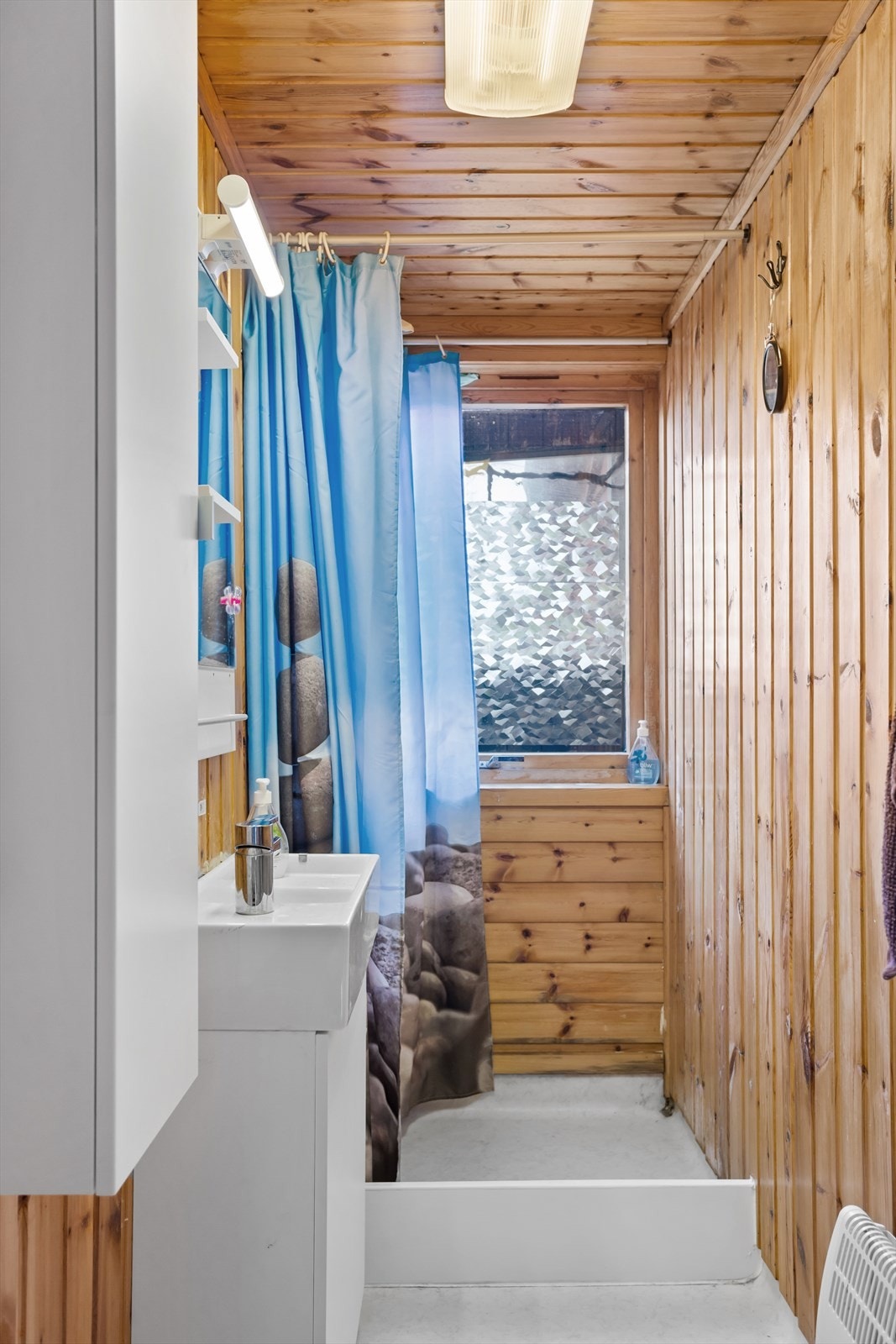 Baderom med klosett og servant. Galleribilde