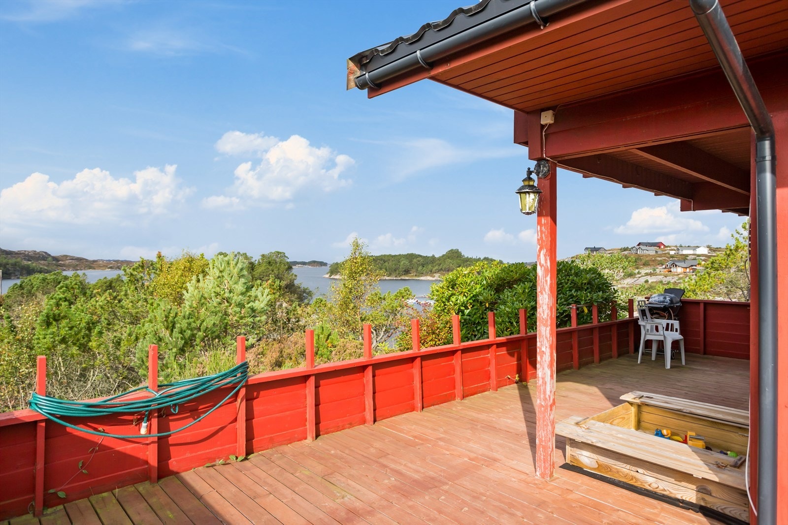 Fra terrassen er det flott utsikt mot sjøen og idylliske omgivelser. Galleribilde