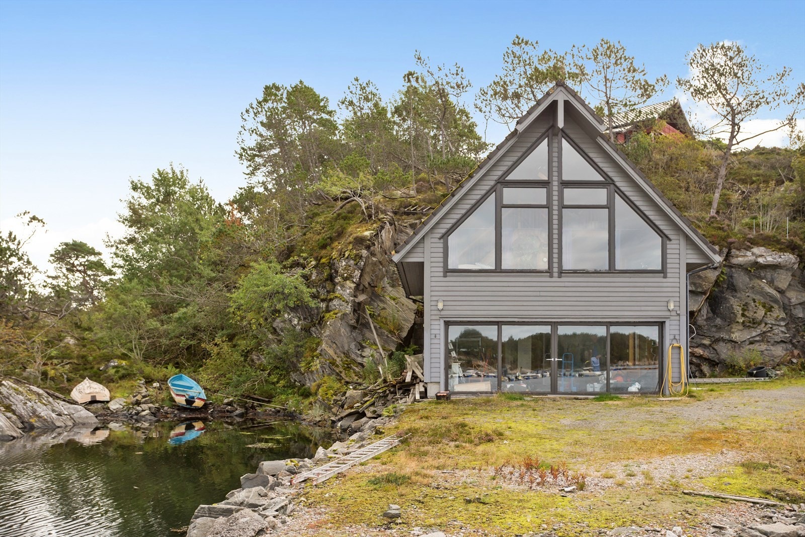 Med eiendommen medfølger det også et naust fra 2003, med gangbane fra hytten. Galleribilde