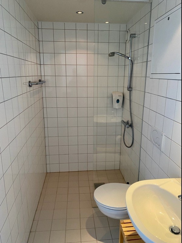 Pent fliselagt bad Galleribilde