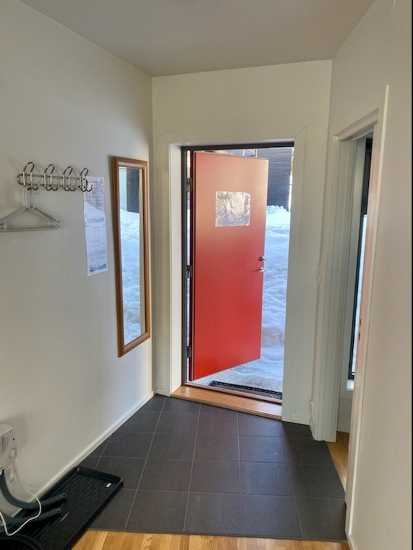Fint med 1. etasje at en går rett inn i leiligheten. Inngangsparti med fliser og varmekabler. Galleribilde