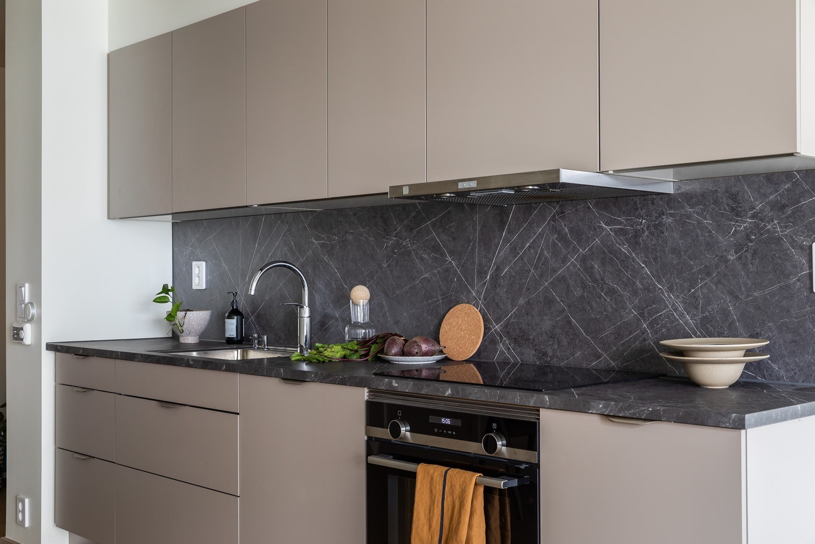 Alle skapdører og skuffer har dempere som hindrer støy og sikrer smidig åpning og lukking. Galleribilde