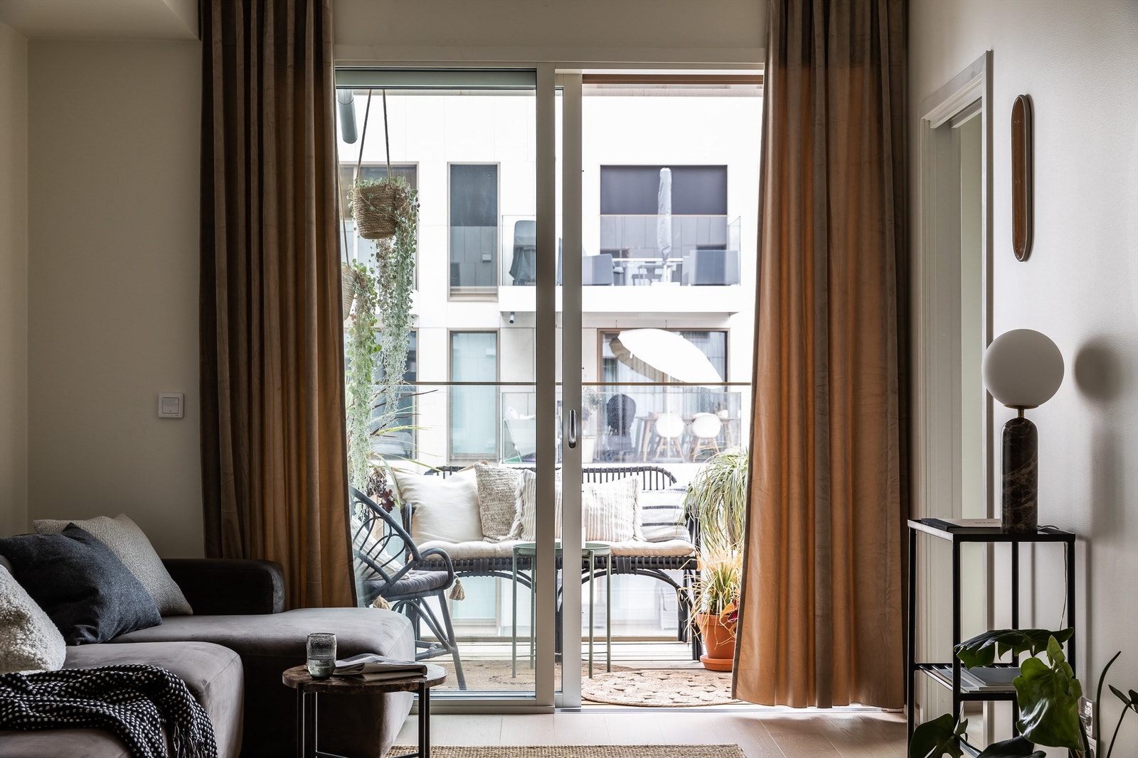 Fra stuen er det utgang via skyvedør til den sørøstvendte balkongen på 4 m² som vender inn mot en frodig byhage. Galleribilde