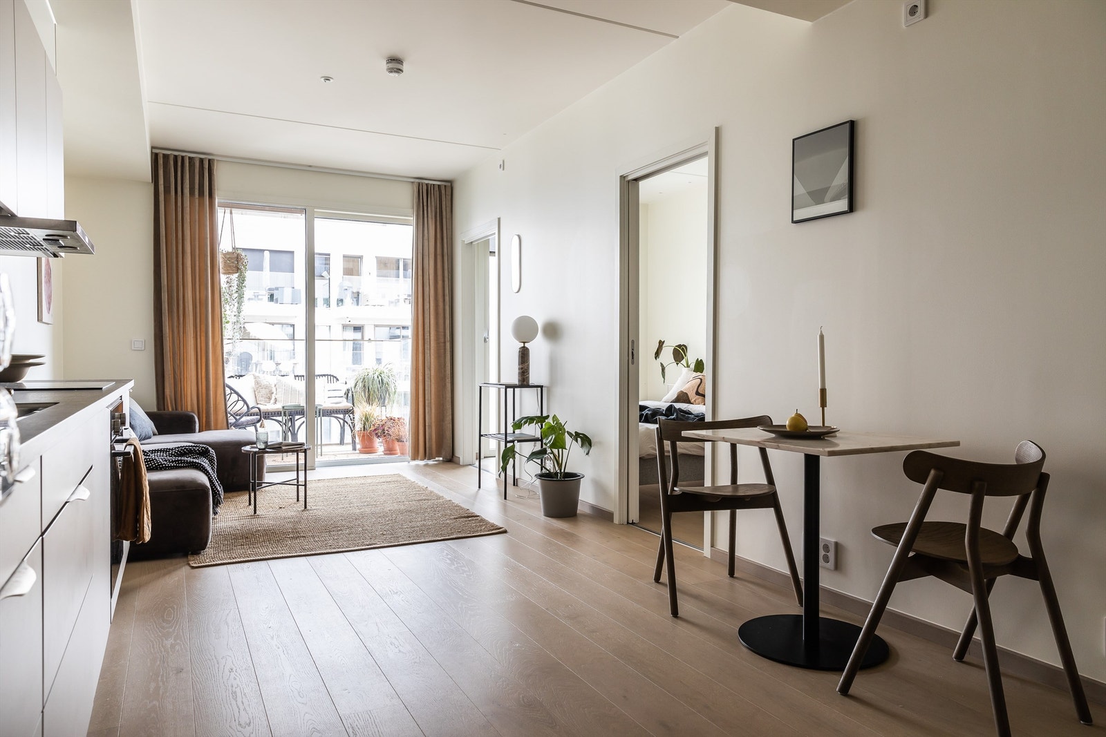 Stue og soverom har en generøs takhøyde på ca. 2,68m som sammen med de store vindusflatene gir en god romfølelse. Galleribilde