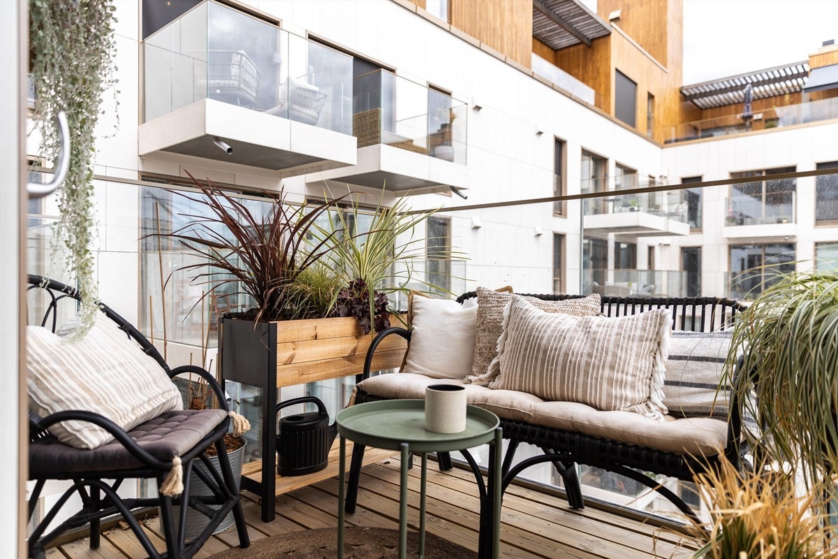 Balkongen har plass til møblement, og har utelys, stikkontakt og tremmegulv som er lunt å gå på. Galleribilde