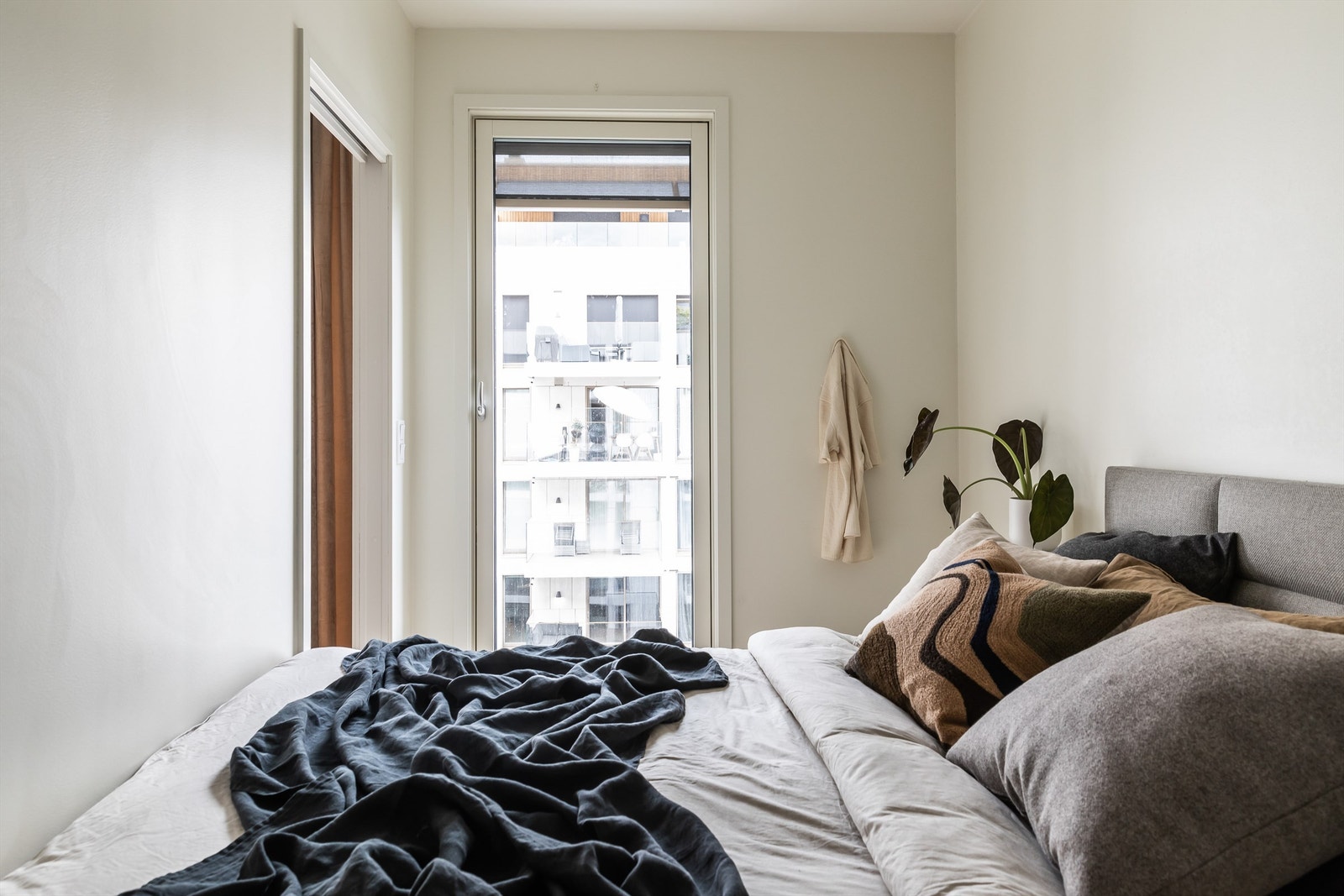 Det er utvendig screen for solskjerming på soverommets vindu. Galleribilde