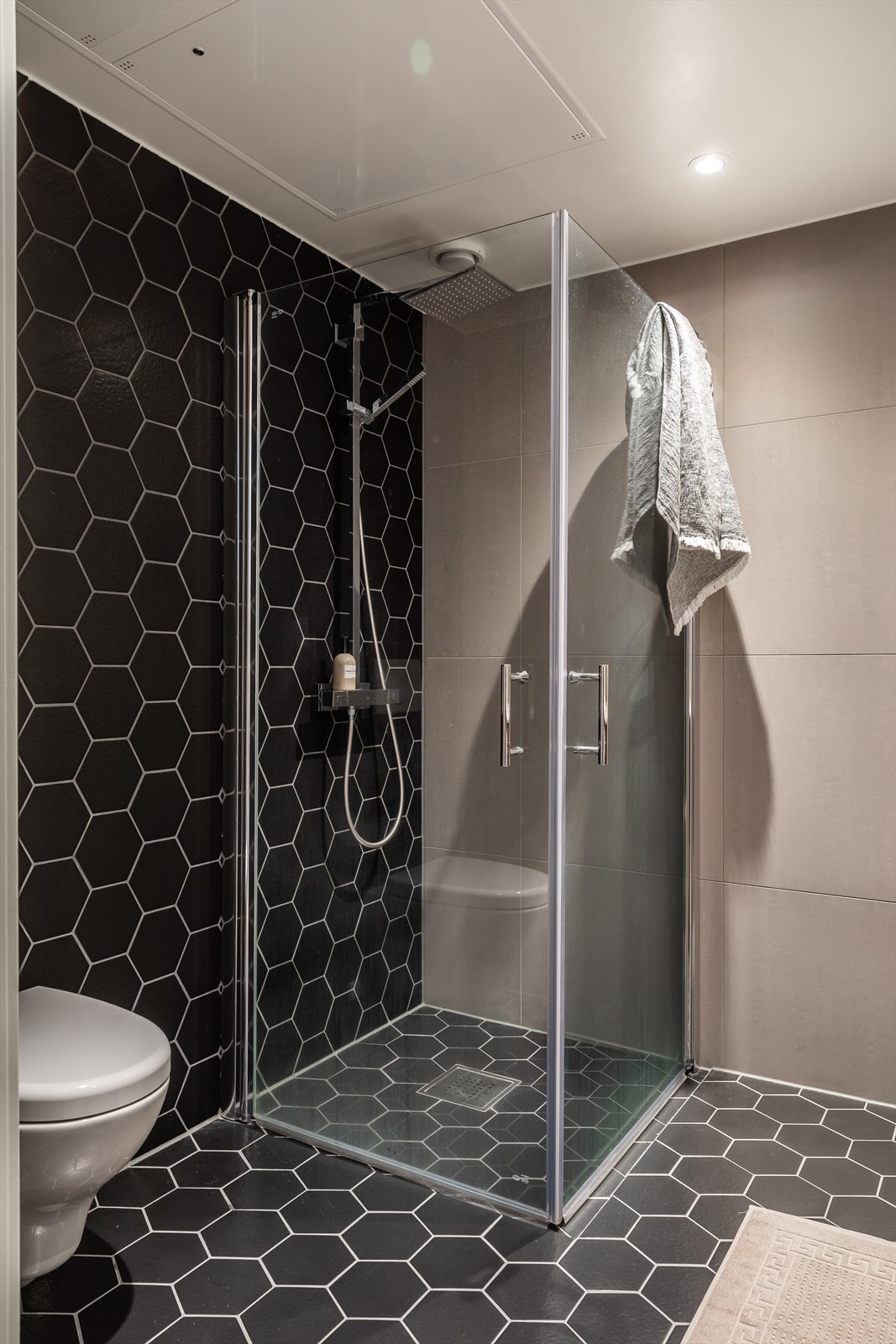 Gulvvarme, downlights i himling og rør-i-rør system. Galleribilde