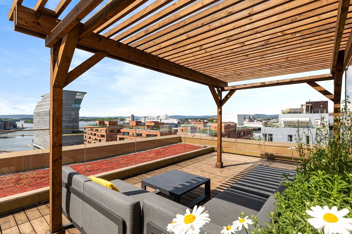 Takterrasse | Beboerne har eksklusiv tilgang til takterrassen, hvor det er frodig og variert beplantning og soner for avslapping. Galleribilde