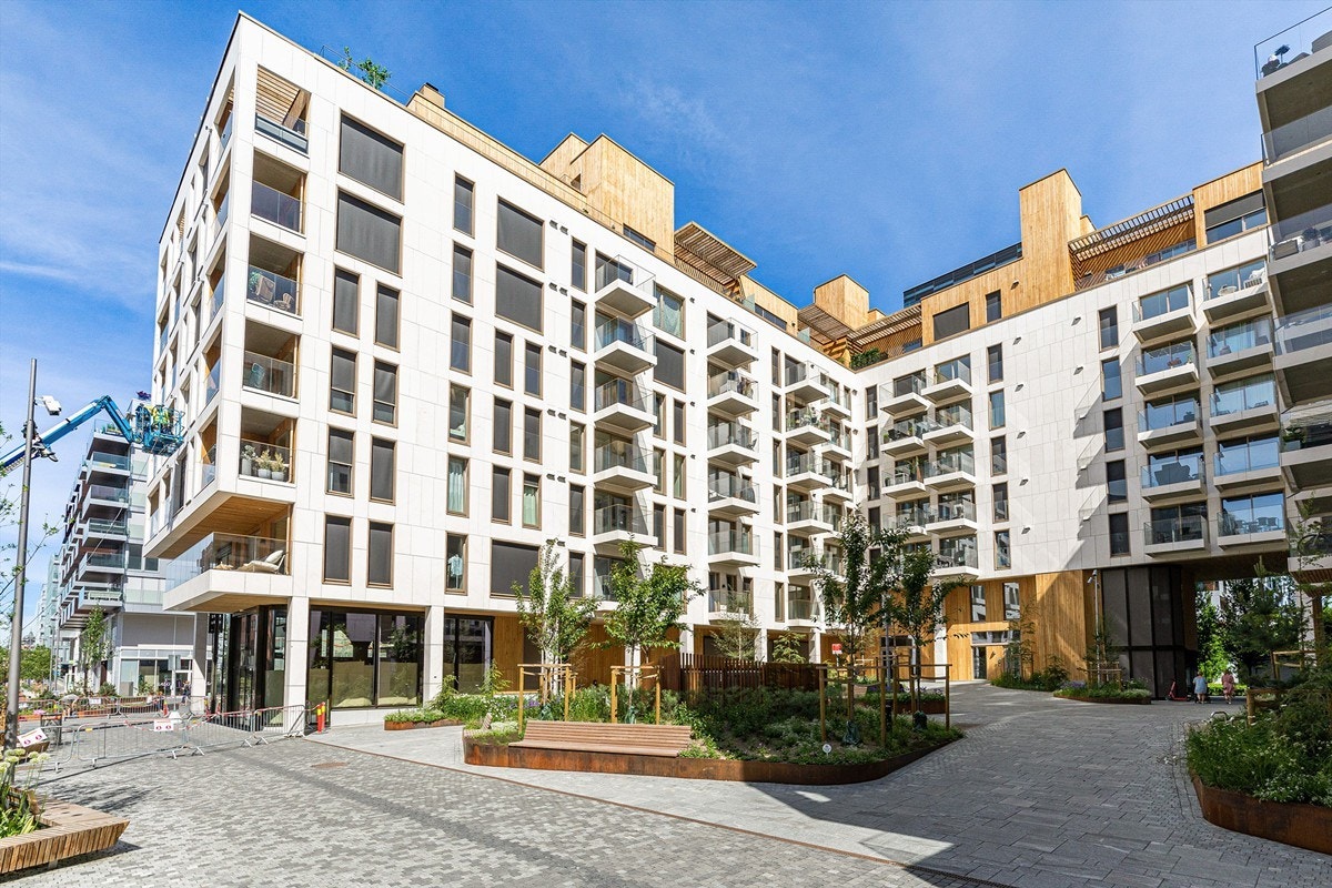 Fasade | Bygget stod ferdigstilt i 2019 og består av totalt 138 boligseksjoner og 3 næringsseksjoner. OSU er utbygger, entreprenør er AF-gruppen og leilighetene ble solgt av Røisland & Co Eiendomsmegling. Galleribilde