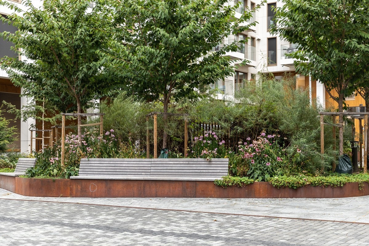 Byhage | Leiligheten ligger vendt inn mot byhagen som er hjertet av Dronninglunden. Her er det en frodig grønn og rosa palett av trær og planter. Galleribilde