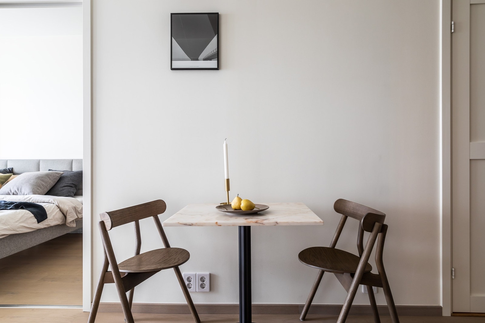 Plass til et spise-/kjøkkenbord med tilhørende stoler. Galleribilde