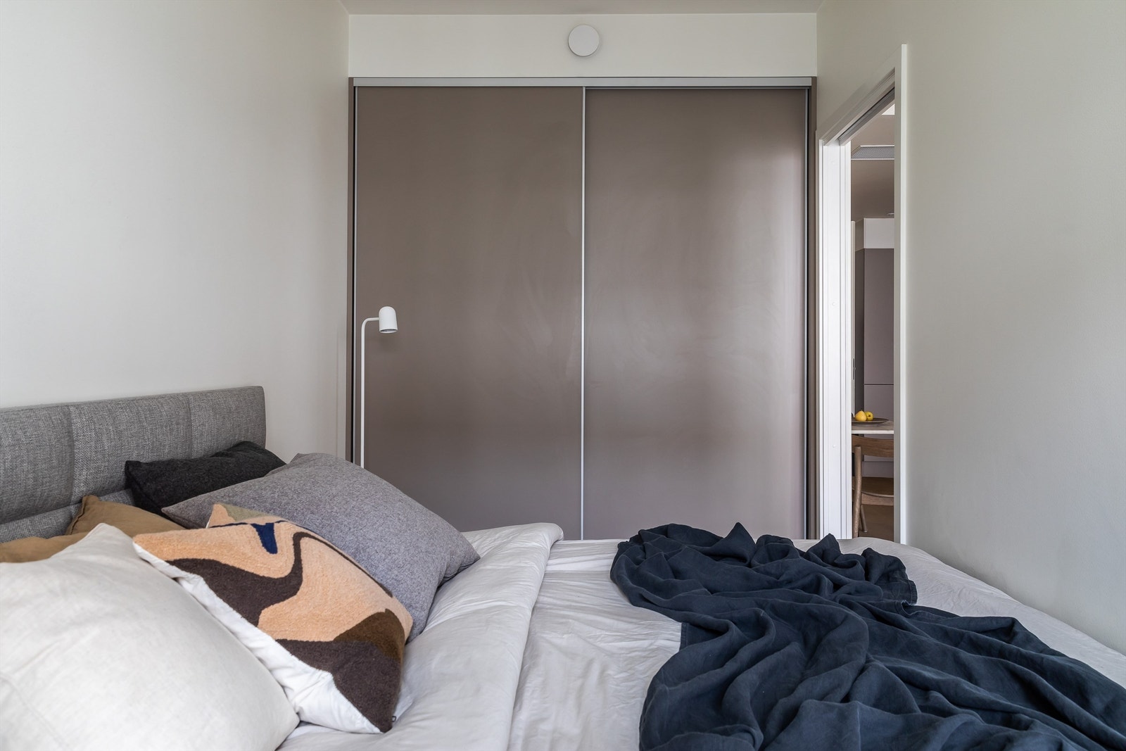 Langs rommets ene vegg er det en praktisk skyvedørsgarderobe. Galleribilde