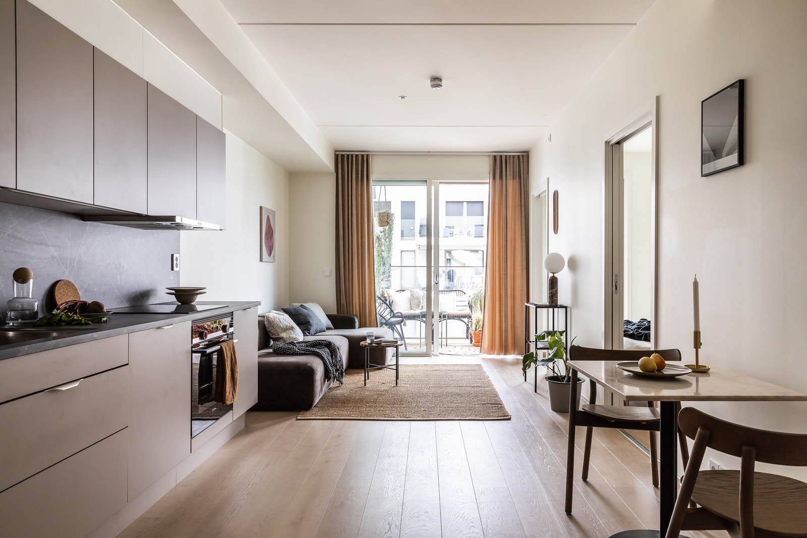 Dette er en moderne 2-roms fra 2019 med høy standard og en attraktiv beliggenhet i byggets 6. etasje. Galleribilde