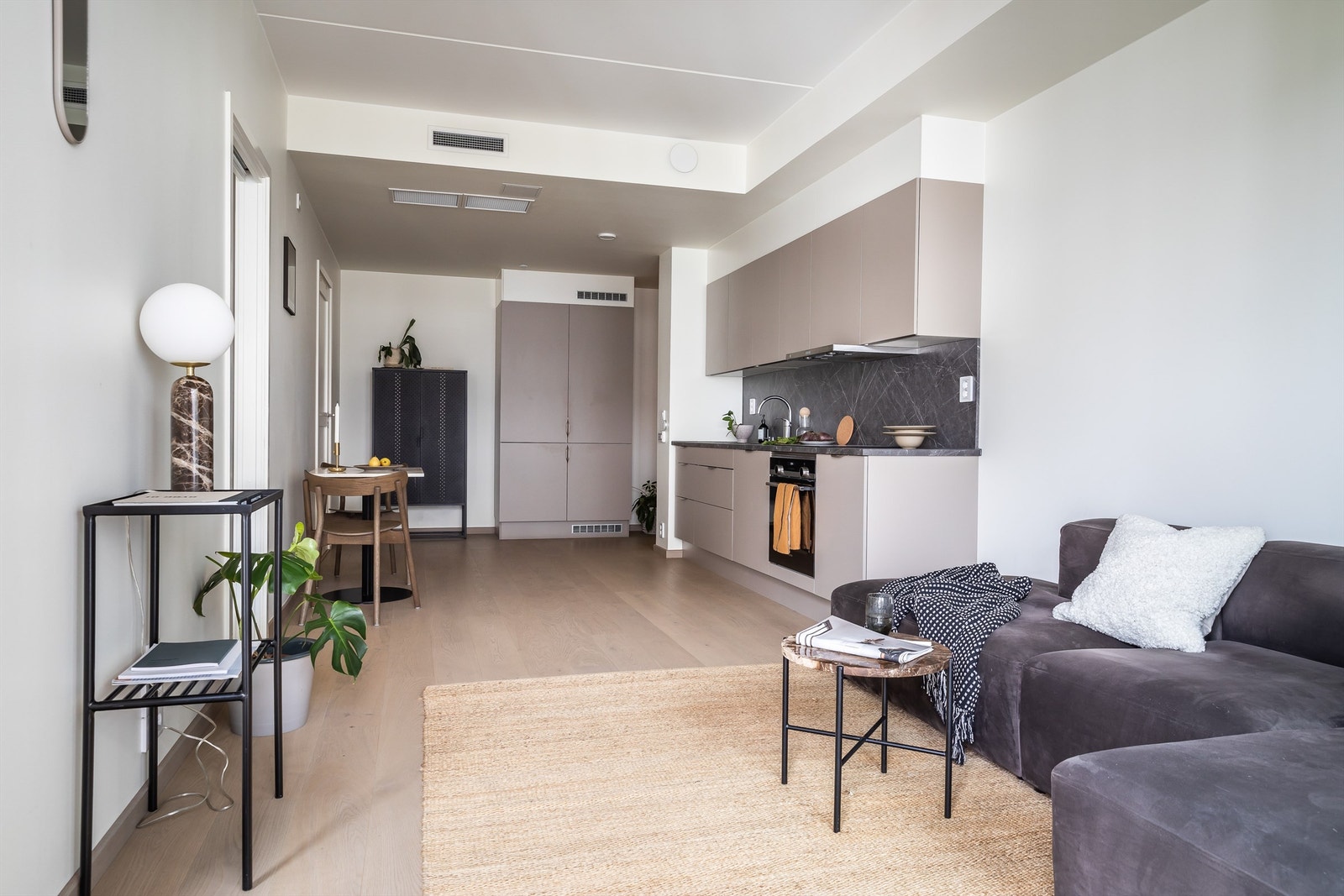 Leiligheten sto ferdigstilt i 2019 og har høy standard, samt tidsriktige materialvalg. Det er åpent for snarlig innflytting. Galleribilde