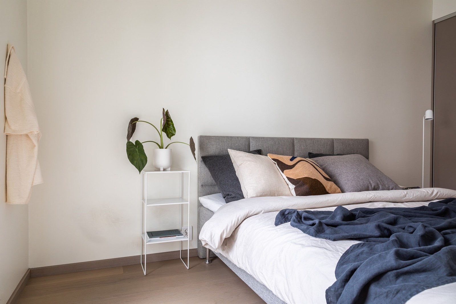 Leiligheten har et soverom på ca. 8,5 m². Inngang fra stue via 2 plassbesparende skyvedører. Galleribilde