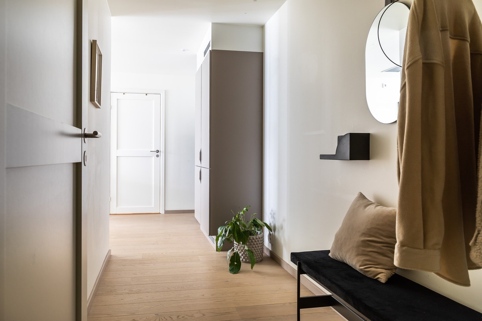 Fra entréen kommer du til en langstrakt gang som er en del av stuen. Her kan man innrede med hyller eller skap for ekstra oppbevaringsplass. Galleribilde