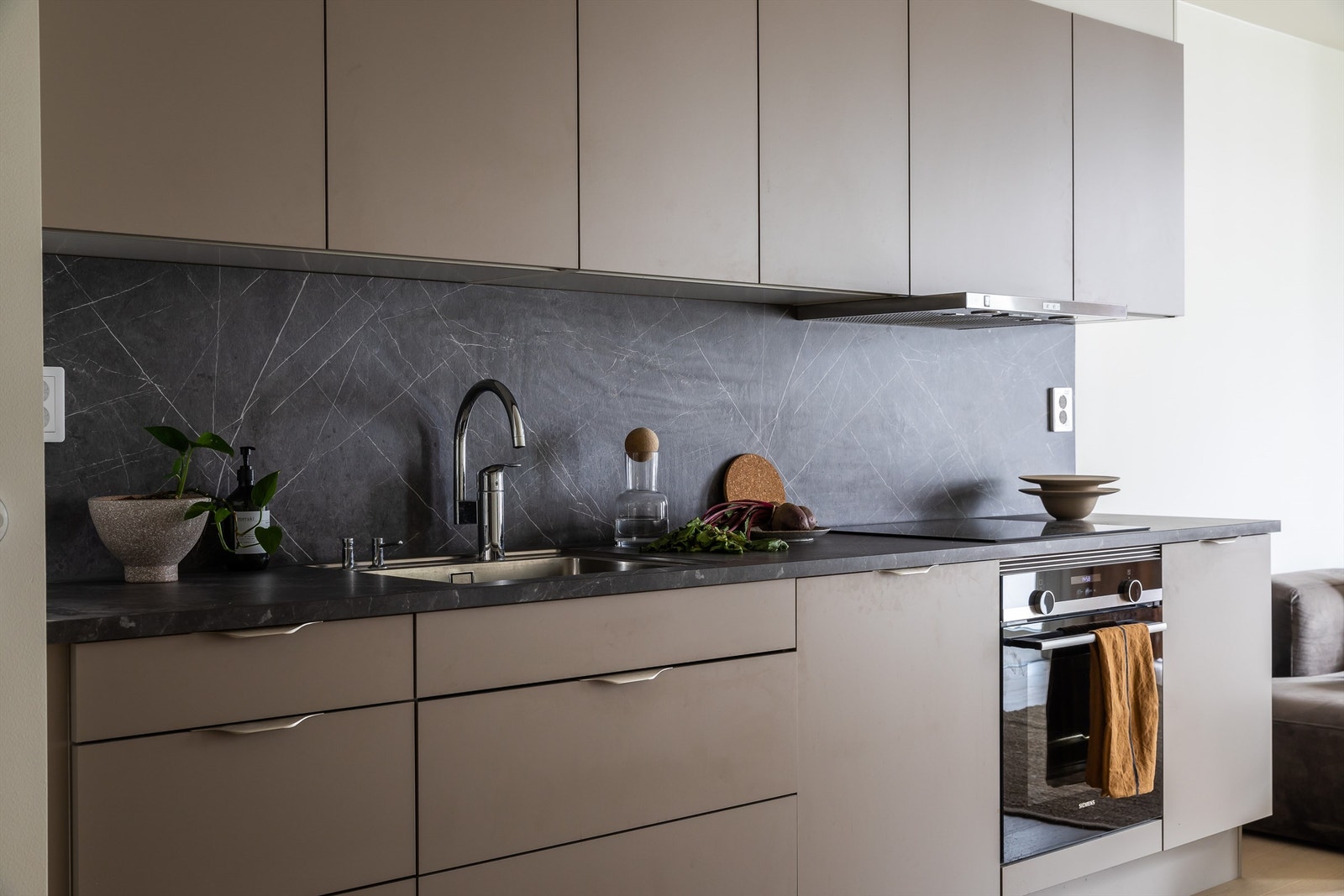 Integrerte hvitevarer fra Siemens: Kjøleskap med frys, oppvaskmaskin, induksjonstopp og komfyr. Galleribilde