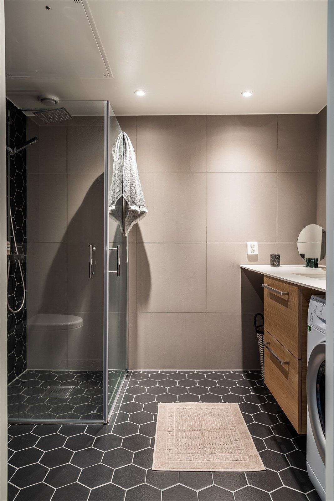 Det er opplegg og avsatt plass for vaskemaskin og tørketrommel (kondens). Galleribilde