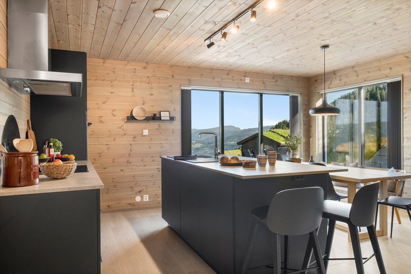 Eksklusive kjøkken fra Kvik, med stilig kjøkkenøy Galleribilde